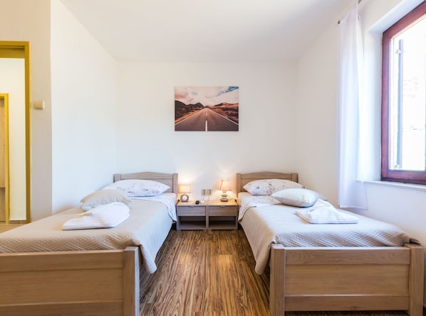 3 bedrooms, cribs/infant beds