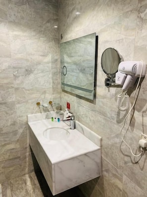 Chaussons, serviettes fournies, savon, shampoing