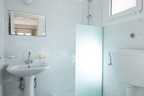 Een douche, milieuvriendelijke toiletartikelen, een haardroger