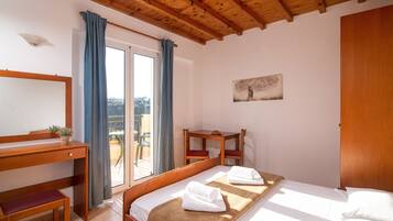 1 bedroom, in-room safe, desk, iron/ironing board