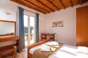 1 slaapkamer, een kluis op de kamer, een bureau