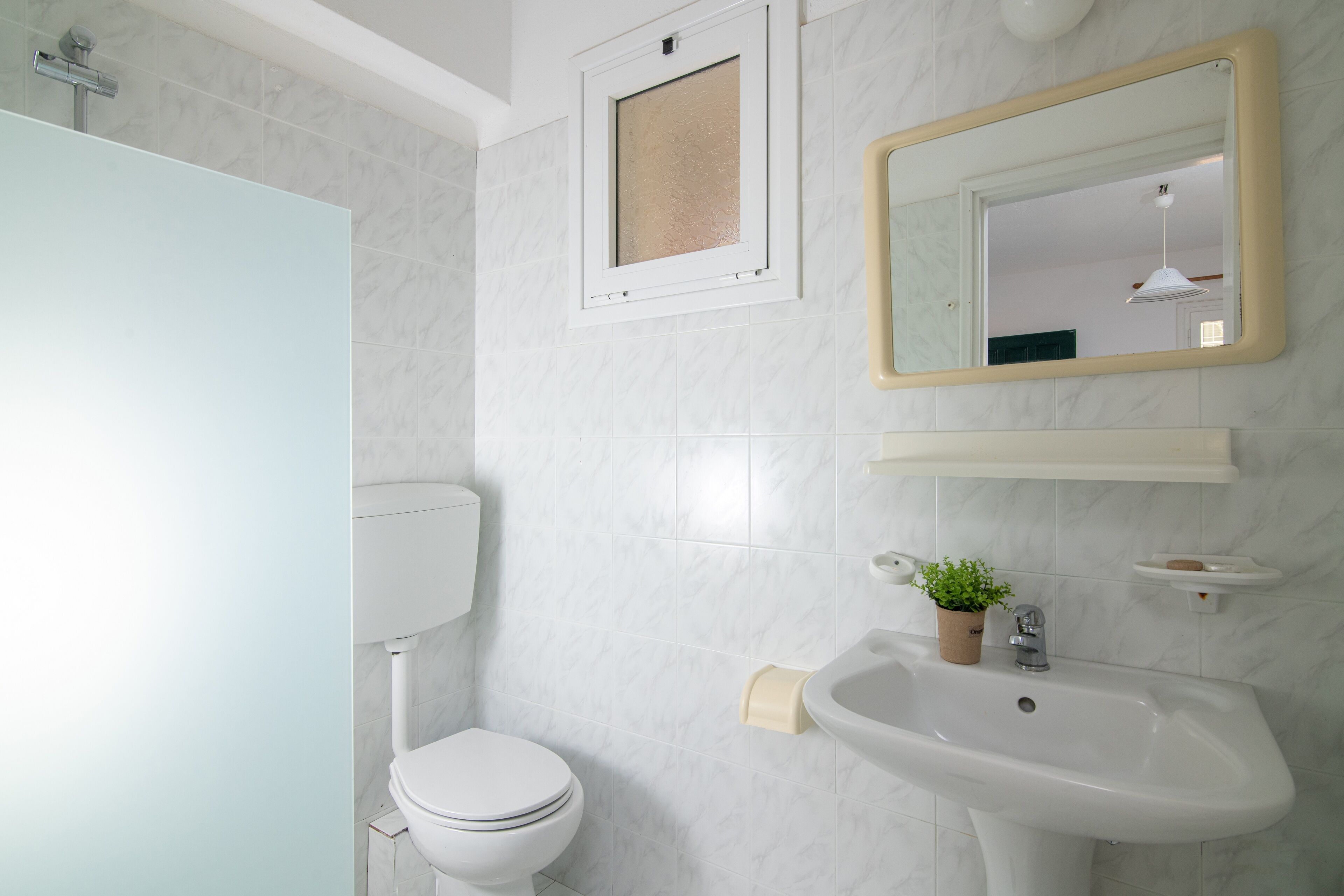 Douche, articles de toilette écologiques, sèche-cheveux