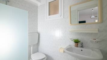 Douche, articles de toilette écologiques, sèche-cheveux