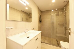 Dusch, hårtork, handdukar och toalettpapper