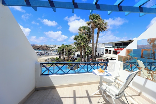 Charming 1-bedroom apartment in lovely Tías with WiFi, AC