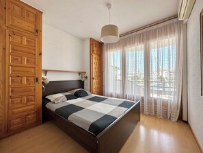 Tabla de planchar con plancha, wifi y ropa de cama 