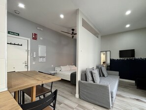 Een kluis op de kamer, een strijkplank/strijkijzer, gratis wifi