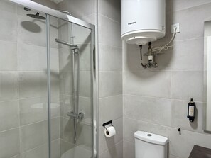 Een douche, een haardroger, handdoeken