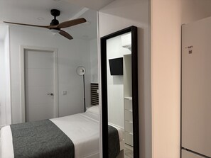In-room safe, iron/ironing board, free WiFi, bed sheets - PlazaMayorSuites I ARCO DE CUCHILLEROS (Madrid)