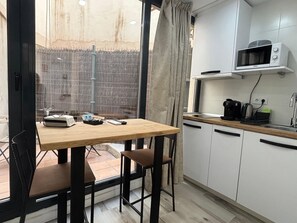 Een koelkast, een microgolfoven, een koffiezetapparaat/waterkoker