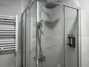 Ducha, secador de pelo y toallas