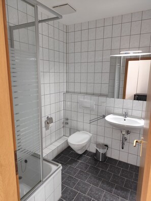 Standardværelse til 3 personer - privat badeværelse - udsigt til gårdsplads | Badeværelse | Bruser, gratis toiletartikler, håndklæder, Sæbe