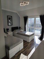 标准双床房, 私人浴室, 庭院景观 | 免费 WiFi