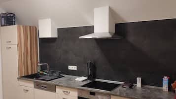 Full-size fridge, oven, stovetop, dishwasher