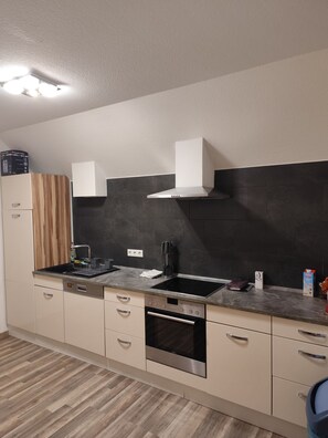 Full-size fridge, oven, stovetop, dishwasher - Gästezimmer Sarstedt (Sarstedt)