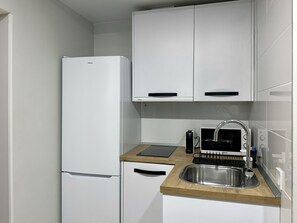 Refrigerador, microondas, cafetera y tetera y tetera eléctrica 