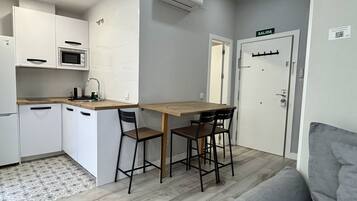 Refrigerador, microondas, cafetera/tetera, tetera/pava eléctrica