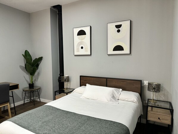 Tabla de planchar con plancha, wifi gratis y ropa de cama 