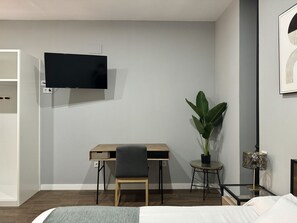 Tabla de planchar con plancha, wifi gratis y ropa de cama 