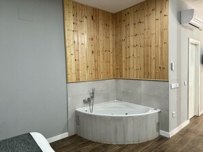 Regadera, secadora de cabello, toallas 