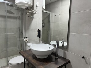 Dusche, Haartrockner, Handtücher
