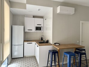 KylskÄp, mikrovÄgsugn, spishÀll och kaffe- och tebryggare