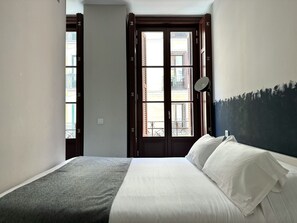 In-room safe, iron/ironing board, free WiFi, bed sheets - PlazaMayorSuites VIII MUSEO THYSSEN (Madrid)
