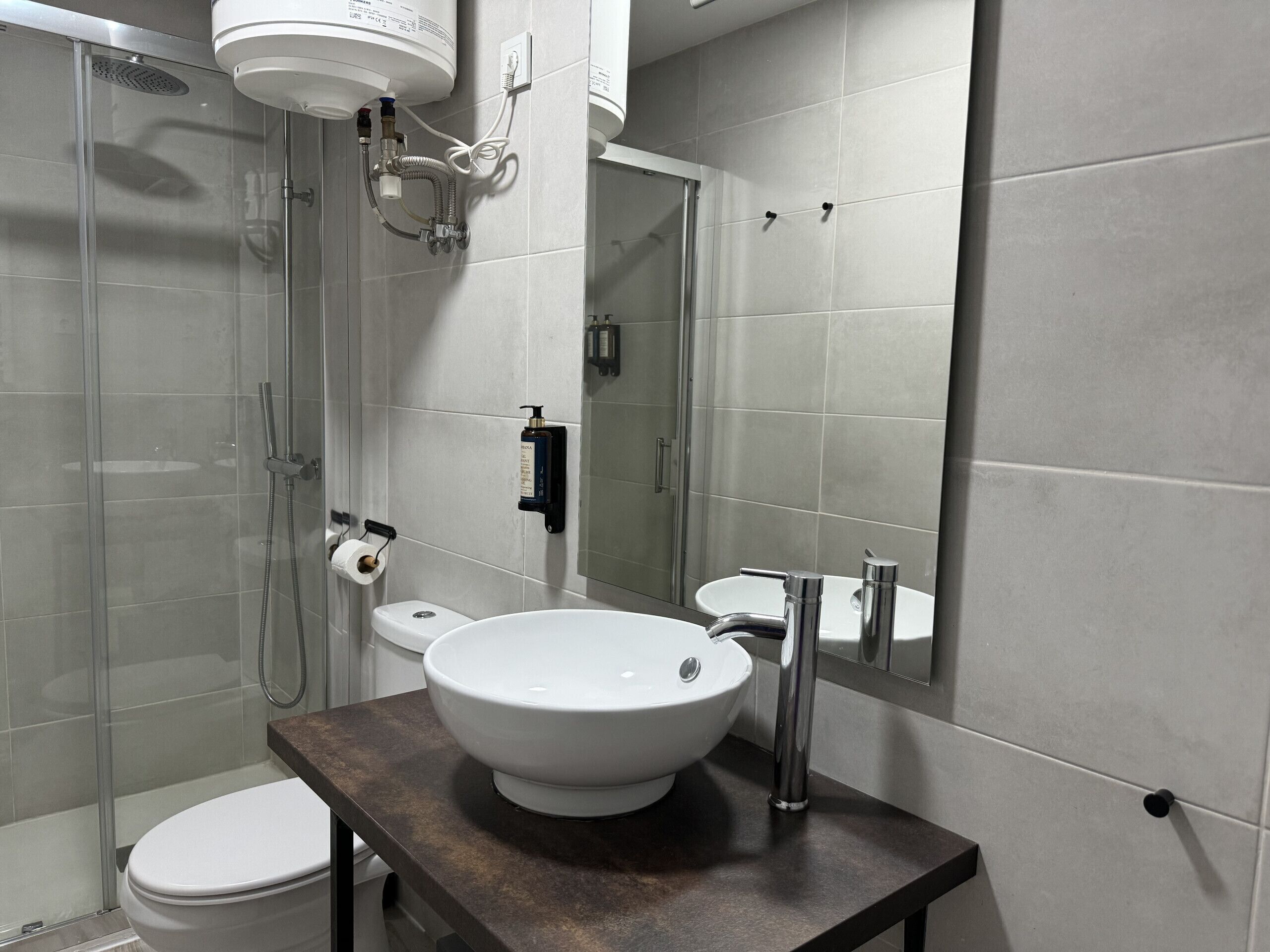 Een douche, een haardroger, handdoeken