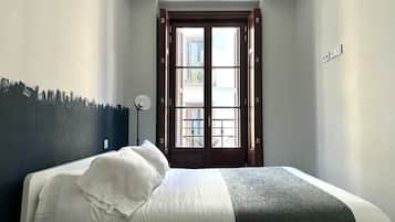 Brankas, setrika/meja setrika, Wi-Fi gratis, dan seprai linen