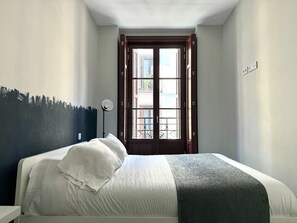 In-room safe, iron/ironing board, free WiFi, bed sheets - PlazaMayorSuites IX MUSEO SOROLLA (Madrid)