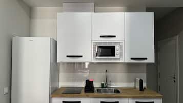 Lemari es, microwave, mesin pembuat kopi/teh, dan ketel listrik