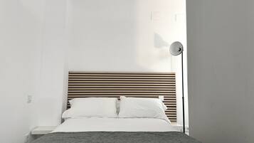 Caja fuerte, tabla de planchar con plancha, wifi gratis y ropa de cama