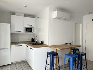 Geladeira, micro-ondas, cooktop, cafeteira/chaleira