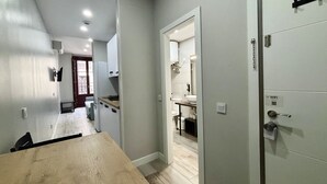 Una cocina moderna con armarios blancos y encimera de madera.