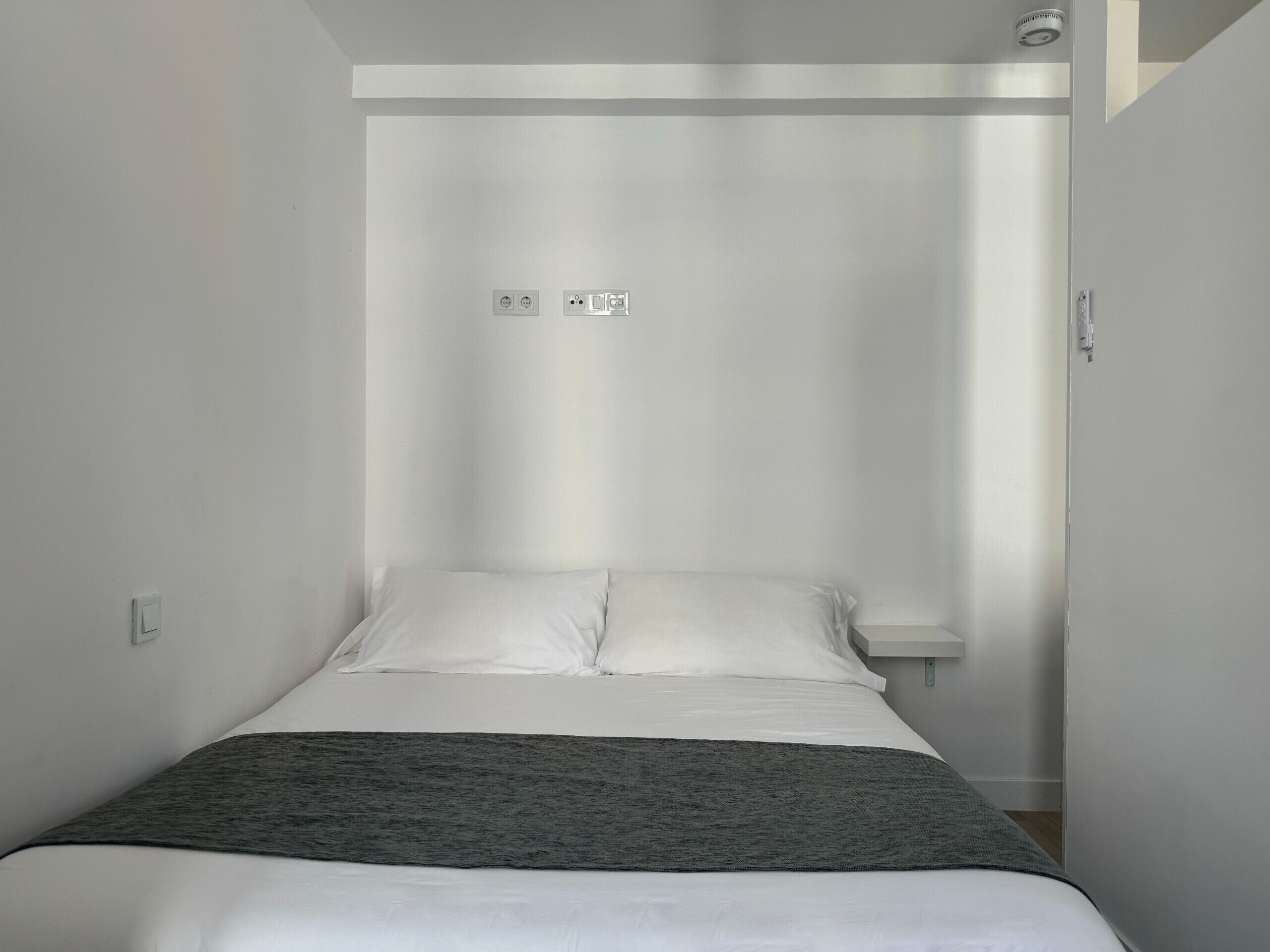 Caja de seguridad en la habitación y tabla de planchar con plancha 