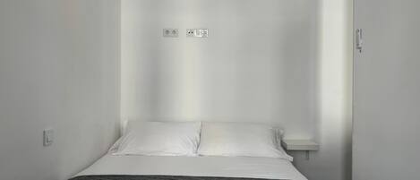 Caja de seguridad en la habitación y tabla de planchar con plancha