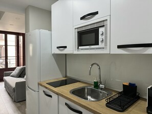 Frigorifero, microonde, macchina per tè/caffè, bollitore elettrico