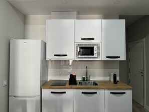 Geladeira, micro-ondas, cooktop, cafeteira/chaleira