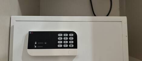 Un four à micro-ondes blanc doté d’un clavier numérique, d’une prise de courant et d’un câble branché.