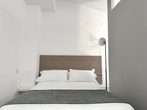 Caja de seguridad en la habitación y tabla de planchar con plancha