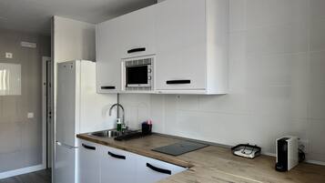 Refrigerador, microondas, cafetera/tetera, tetera/pava eléctrica
