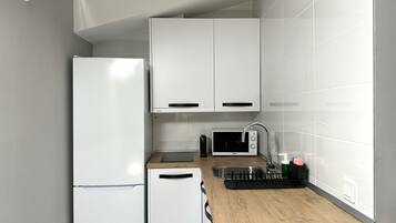 Refrigerador, microondas, cafetera/tetera, tetera/pava eléctrica