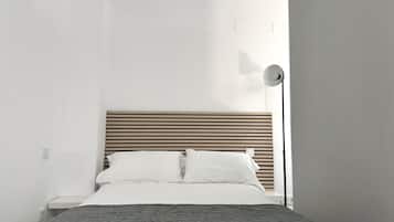 Caja de seguridad en la habitación y tabla de planchar con plancha