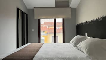 Een kluis op de kamer, een strijkplank/strijkijzer, gratis wifi