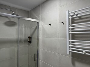 Douche, séchoir à cheveux, serviettes fournies