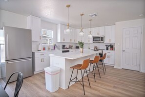 Frigorífico, microondas, horno y placa de cocina