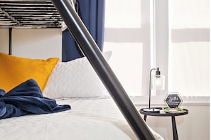 4 bedrooms, iron/ironing board, WiFi, bed sheets