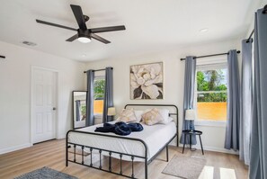 4 bedrooms, iron/ironing board, WiFi, bed sheets - Stylish & Spacious Comfort 4BR/3BA  Downtown Gem! (San Antonio)