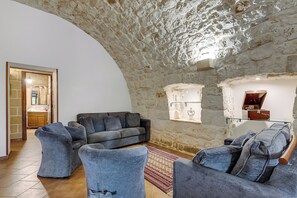 Smart TV de 21 pulgadas con canales por cable y chimenea 