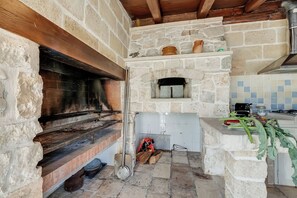 Réfrigérateur, un four, surface de cuisson, cafetière-théière